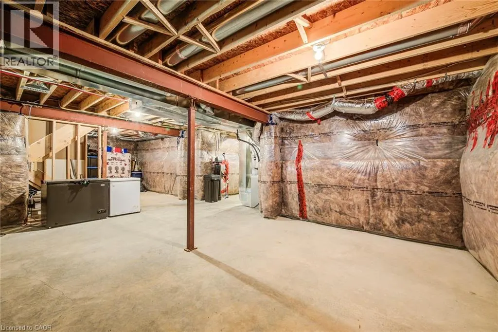 390 ARMSTRONG Street W