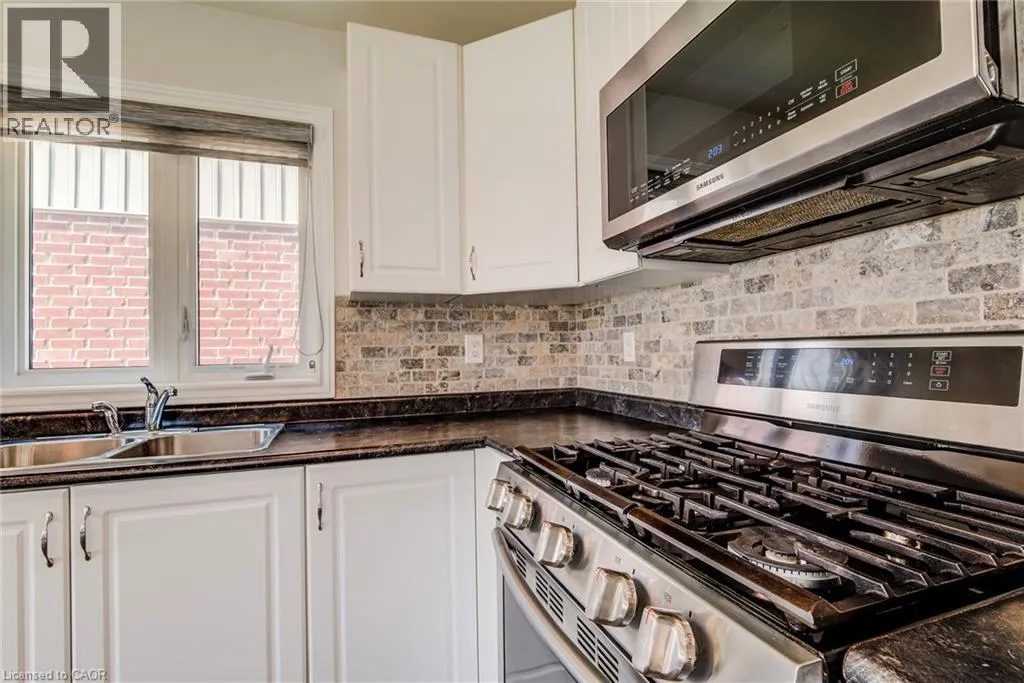 390 ARMSTRONG Street W