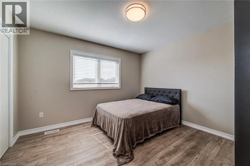 390 ARMSTRONG Street W