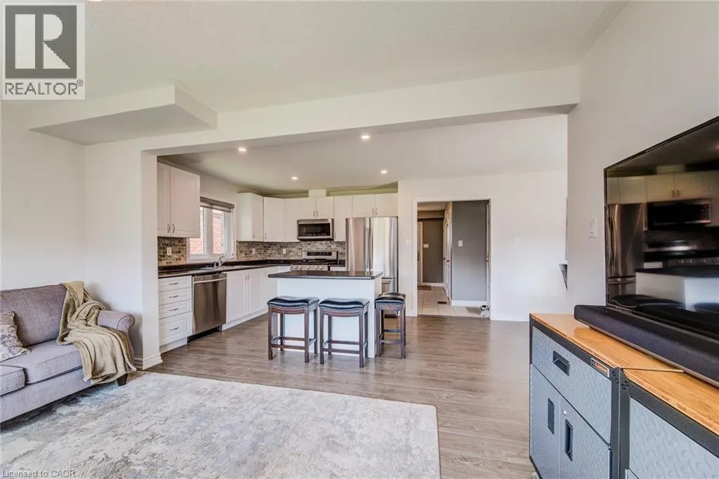 390 ARMSTRONG Street W