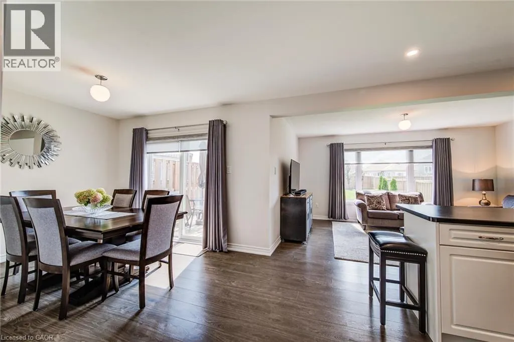 390 ARMSTRONG Street W