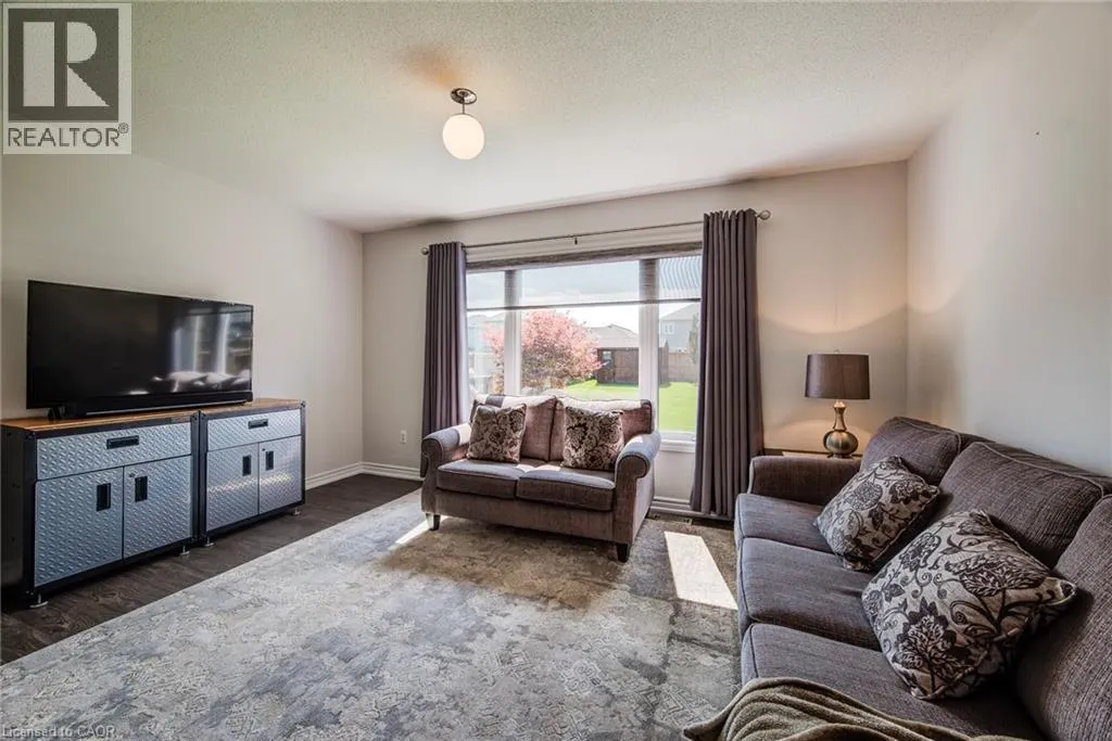 390 ARMSTRONG Street W