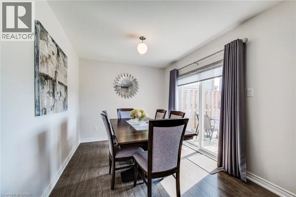 390 ARMSTRONG Street W