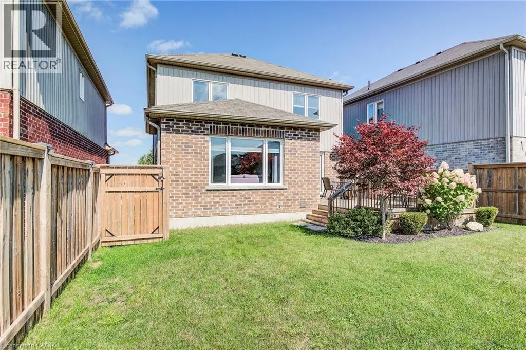 390 ARMSTRONG Street W