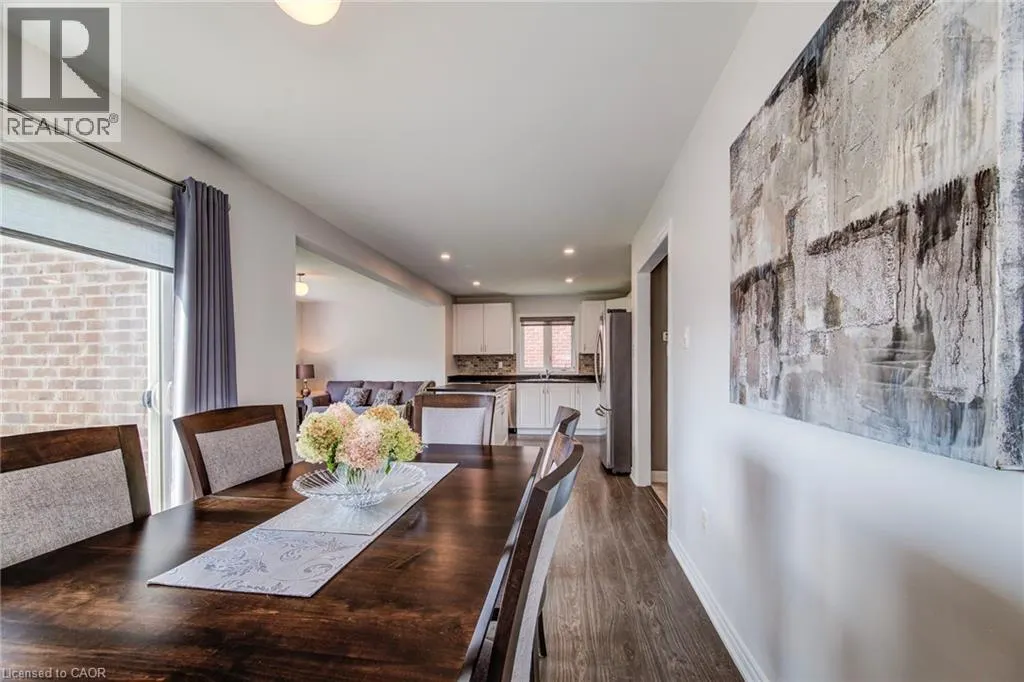 390 ARMSTRONG Street W