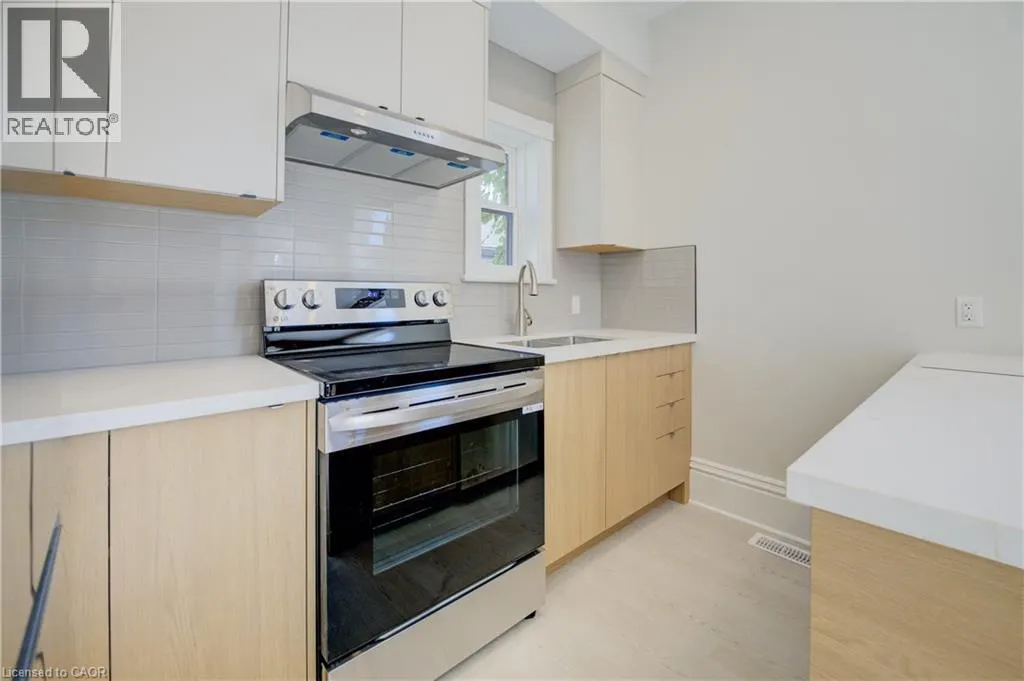 232 PARK Street N Unit# Apt #1, #Apt #1