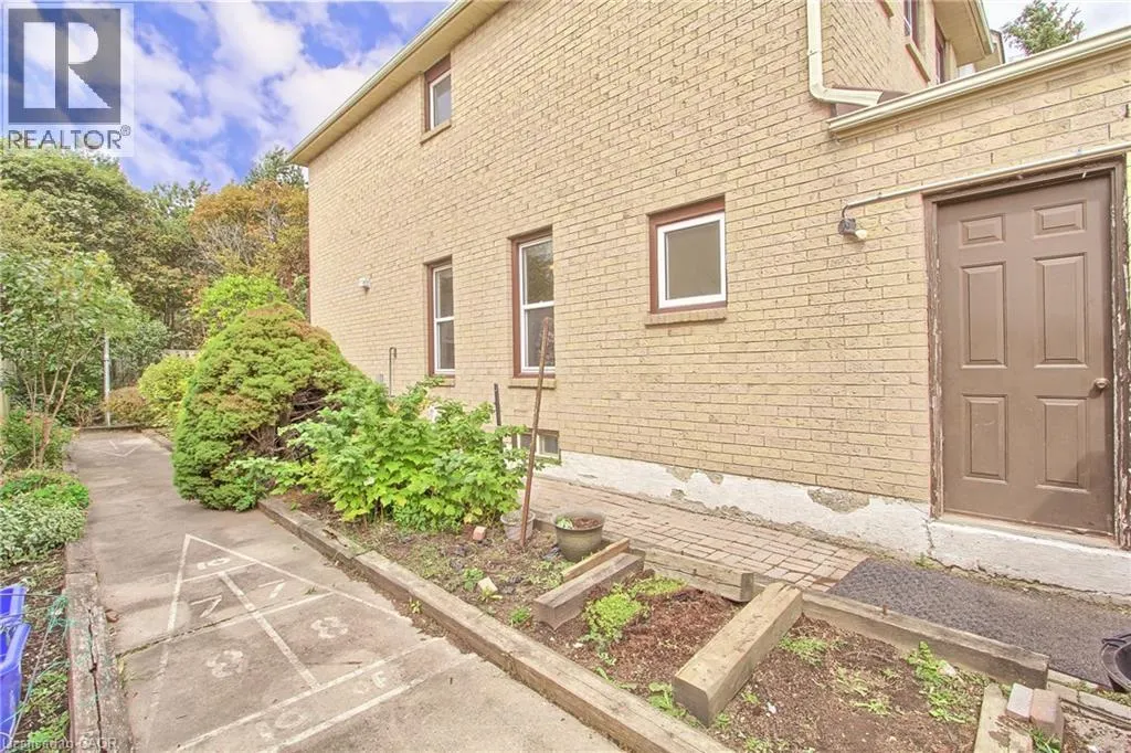 2 NUTTALL Street