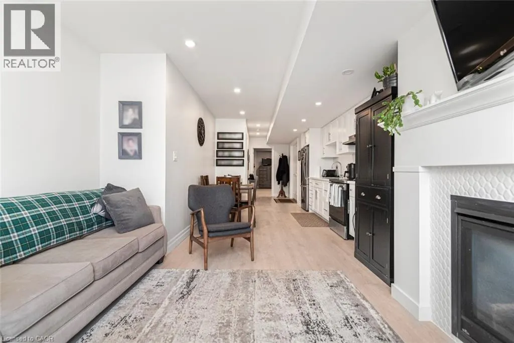 3 COPPERHILL Court
