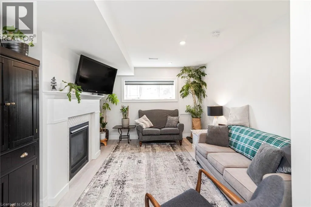 3 COPPERHILL Court