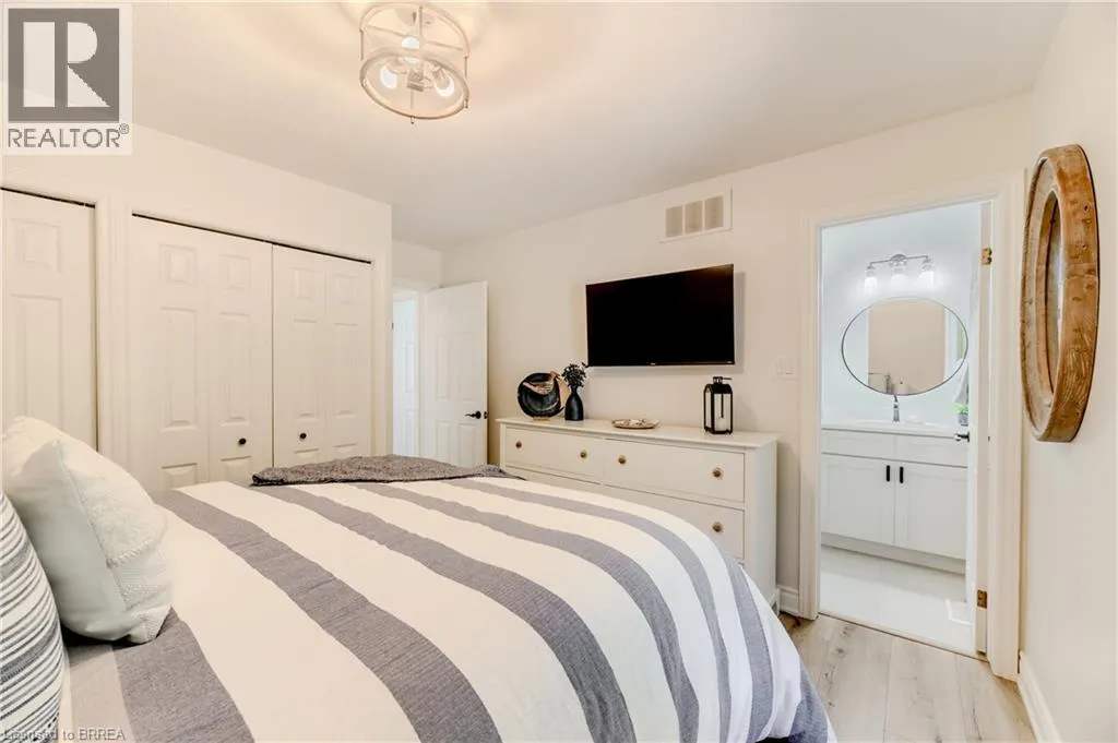 5 NEWPORT Lane