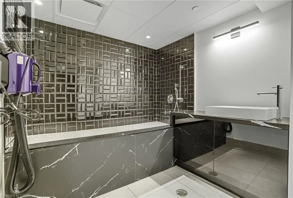 600 NORTH SERVICE Road Unit# 204, #204