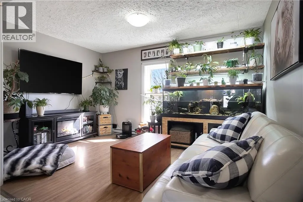 17 SHAW Avenue W