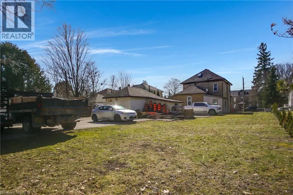 17 SHAW Avenue W