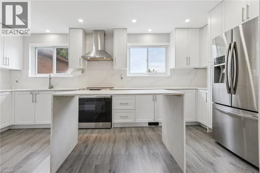 122 MOOREGATE Crescent