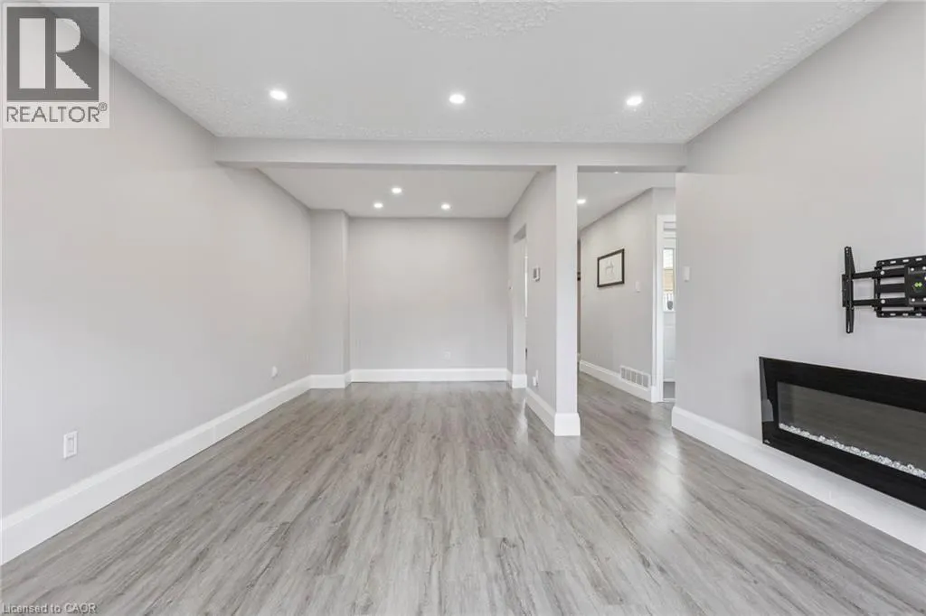 122 MOOREGATE Crescent