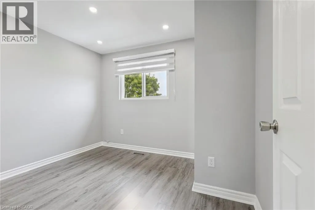 122 MOOREGATE Crescent