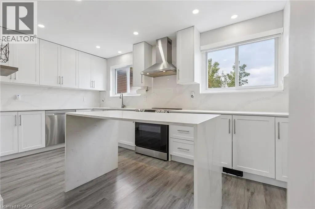 122 MOOREGATE Crescent