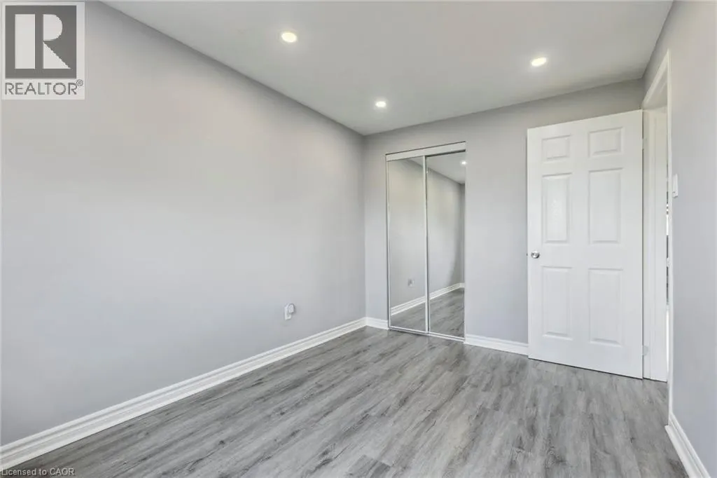 122 MOOREGATE Crescent