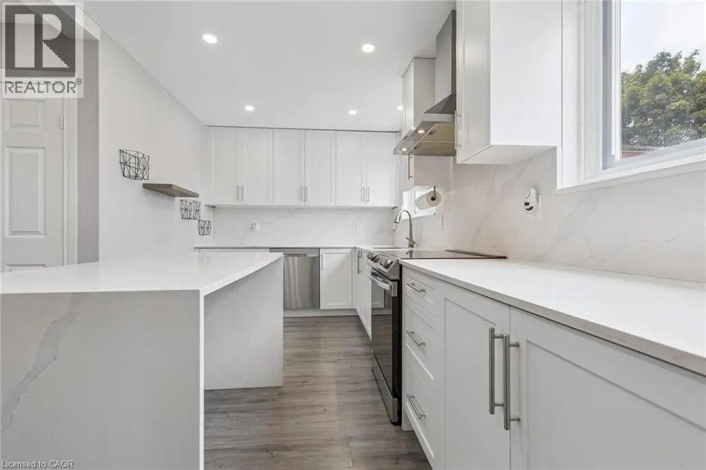 122 MOOREGATE Crescent