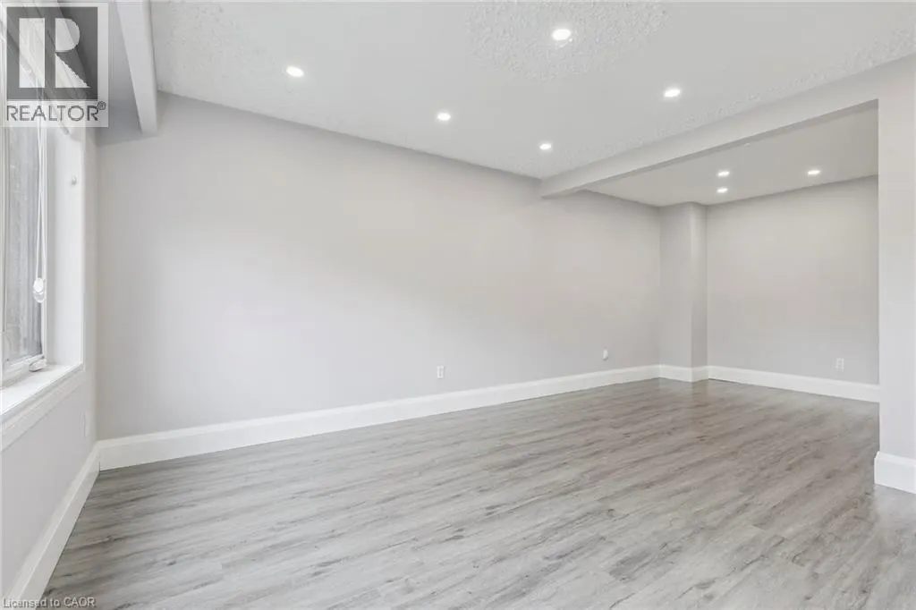 122 MOOREGATE Crescent