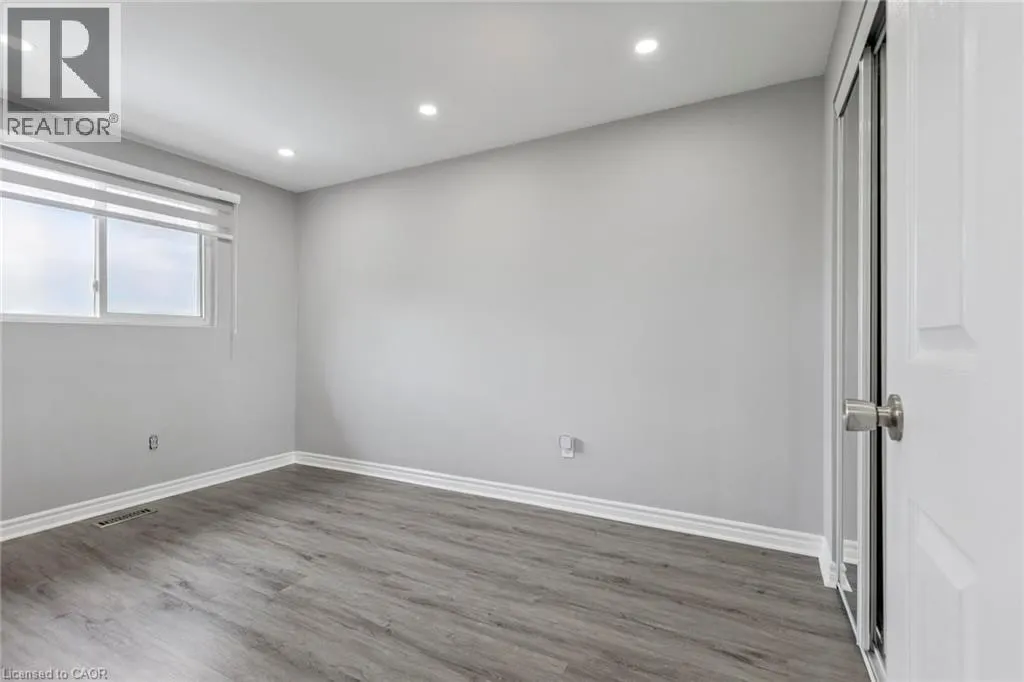 122 MOOREGATE Crescent