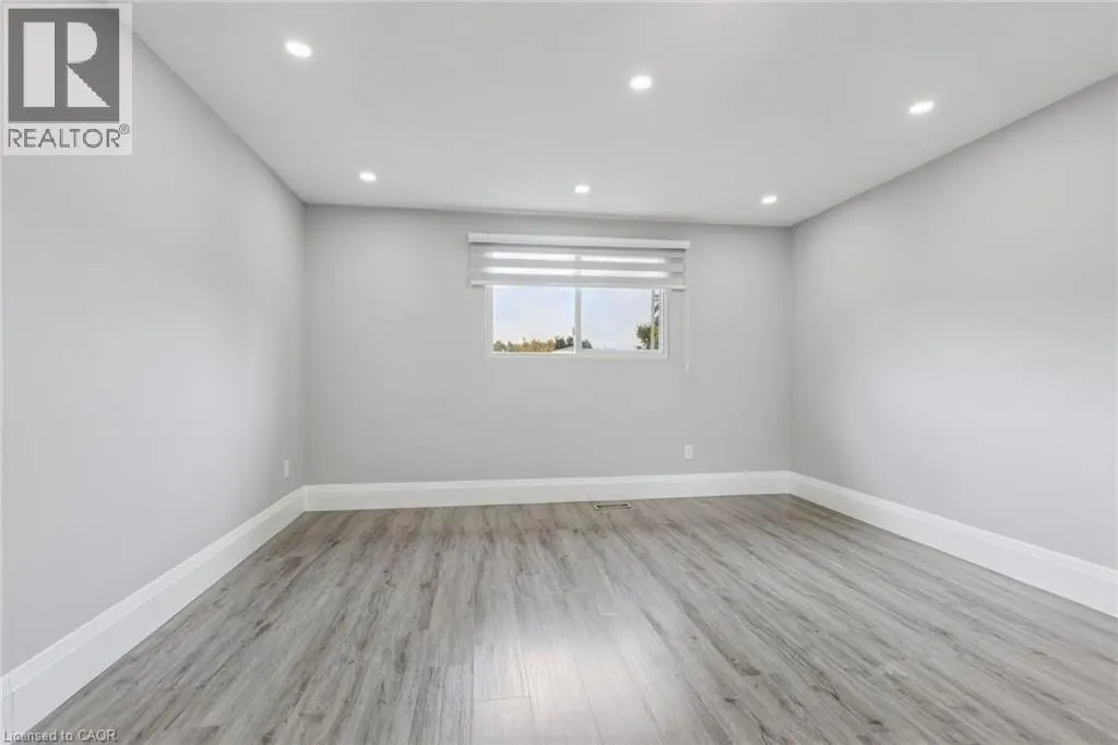122 MOOREGATE Crescent