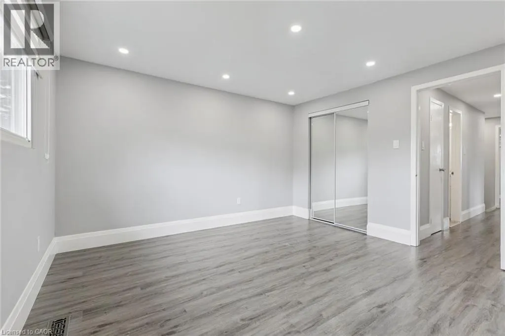 122 MOOREGATE Crescent
