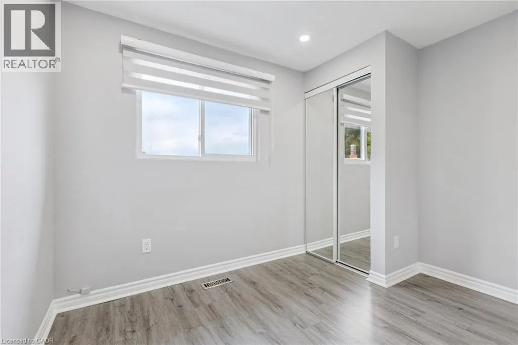 122 MOOREGATE Crescent