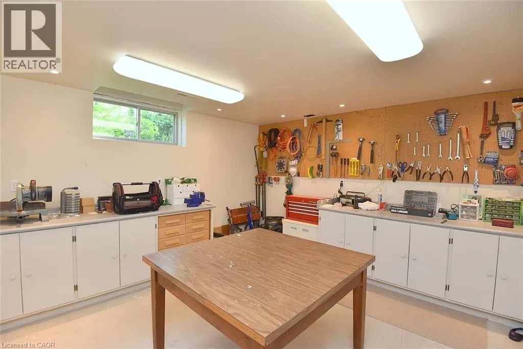 712 ROBSON Road