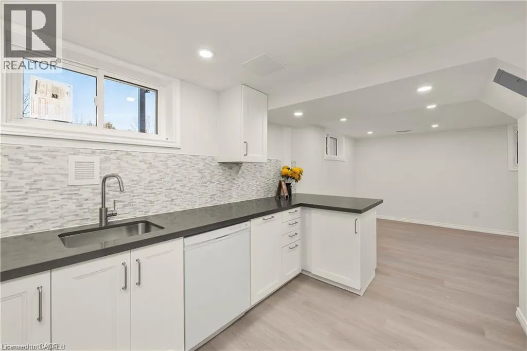 60 CHAMPLAIN Avenue Unit# Main Floor, #Main Floor