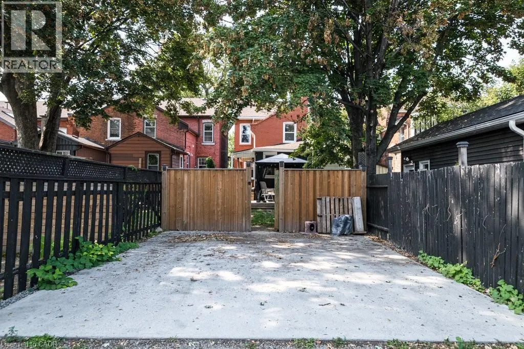 52 EMERALD Street N