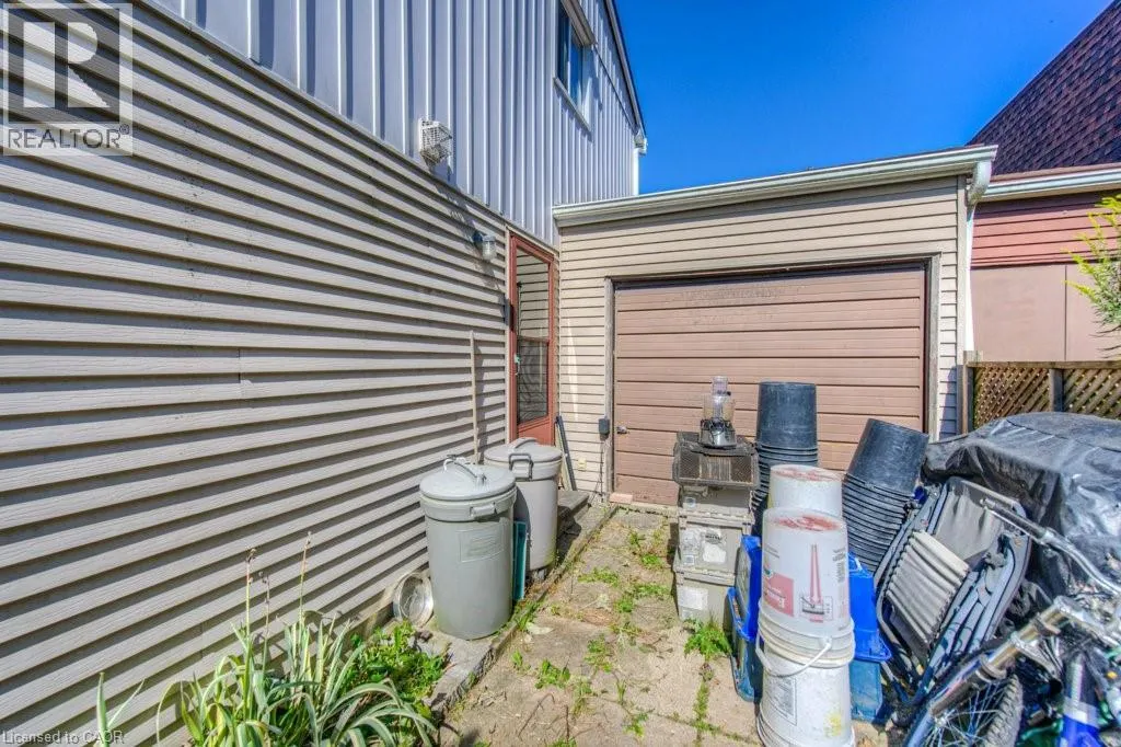 61 HILLBROOK Crescent