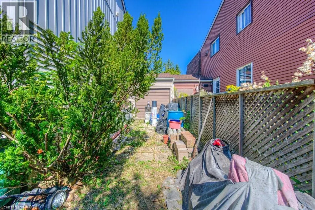 61 HILLBROOK Crescent
