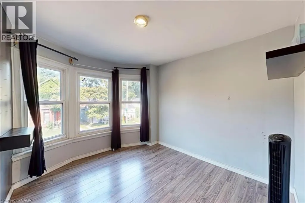 206 LOCKE Street N
