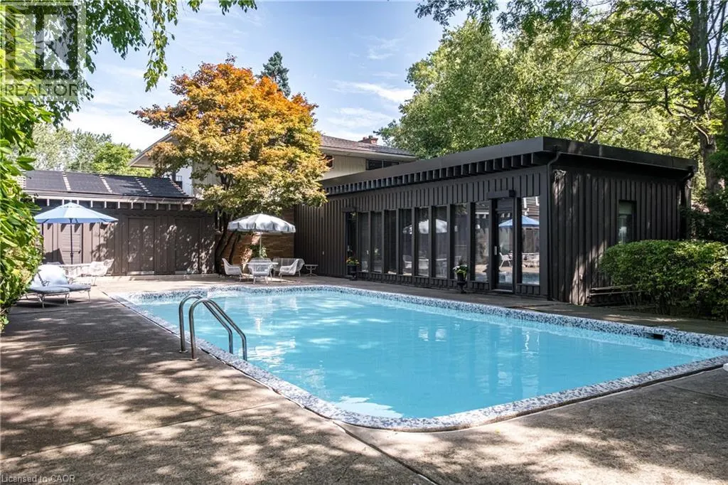 6 FREELAND Court