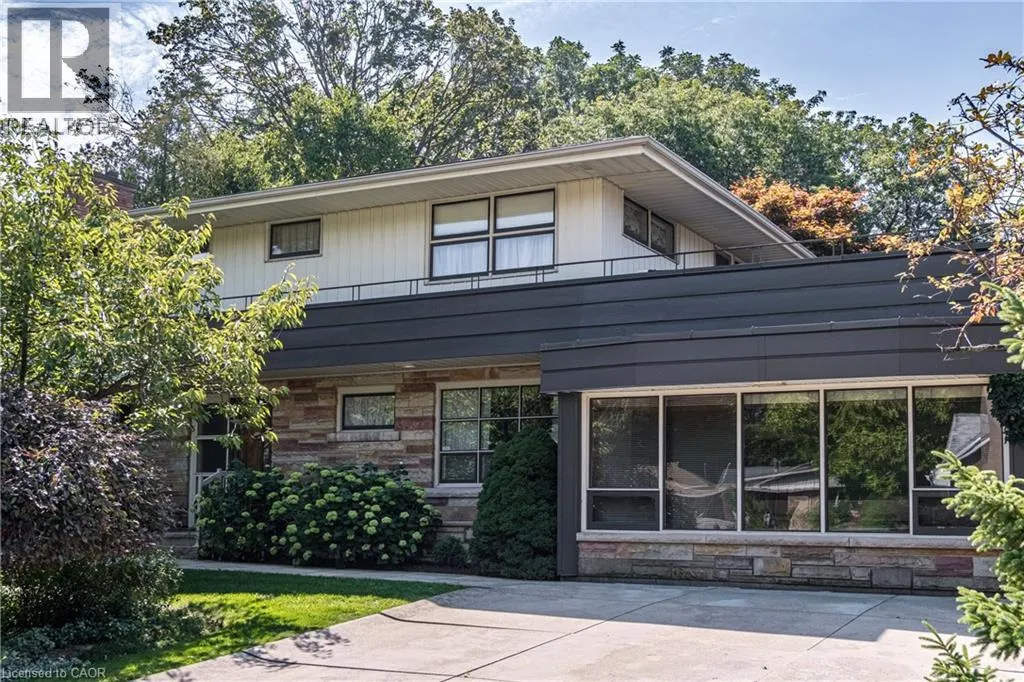 6 FREELAND Court