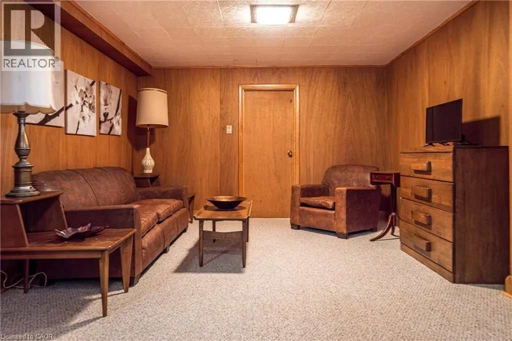 6 FREELAND Court