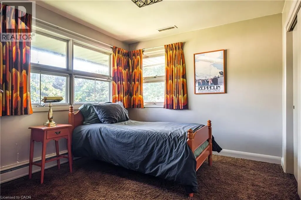 6 FREELAND Court