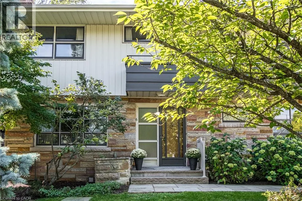 6 FREELAND Court
