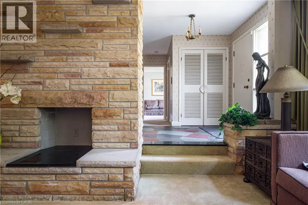 6 FREELAND Court