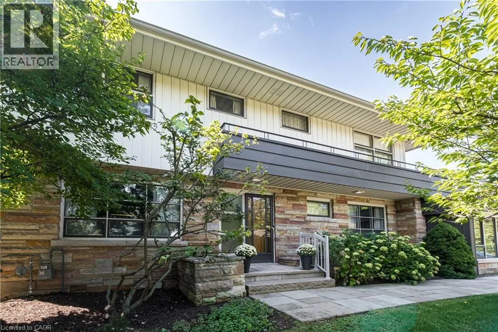 6 FREELAND Court