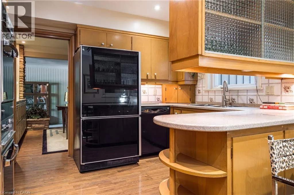 6 FREELAND Court