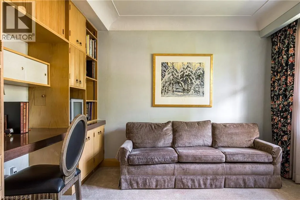 6 FREELAND Court
