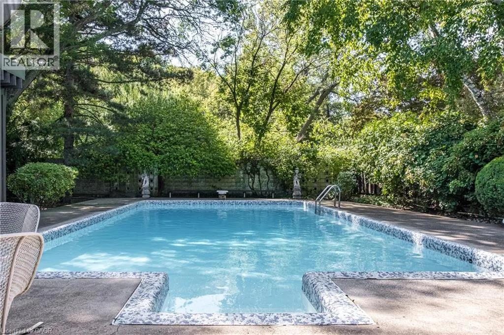 6 FREELAND Court