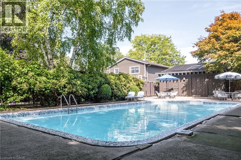 6 FREELAND Court