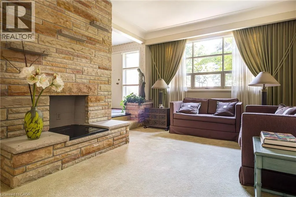 6 FREELAND Court