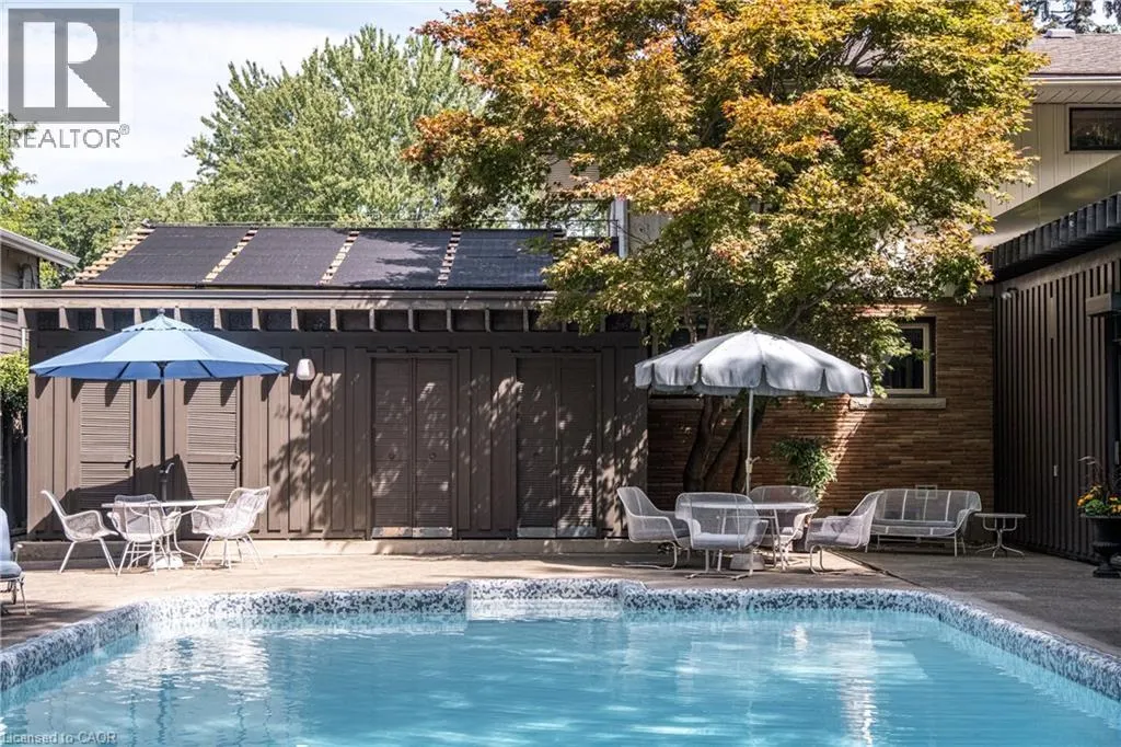 6 FREELAND Court