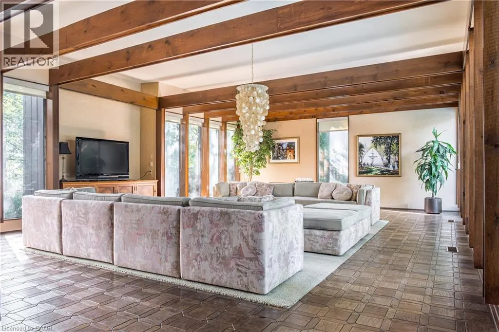 6 FREELAND Court