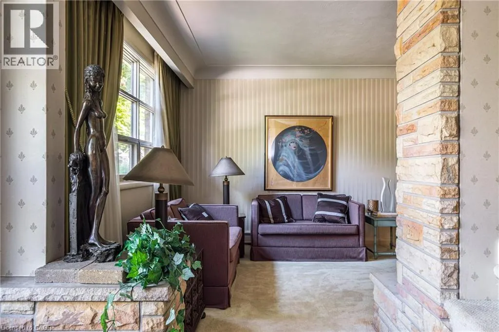 6 FREELAND Court