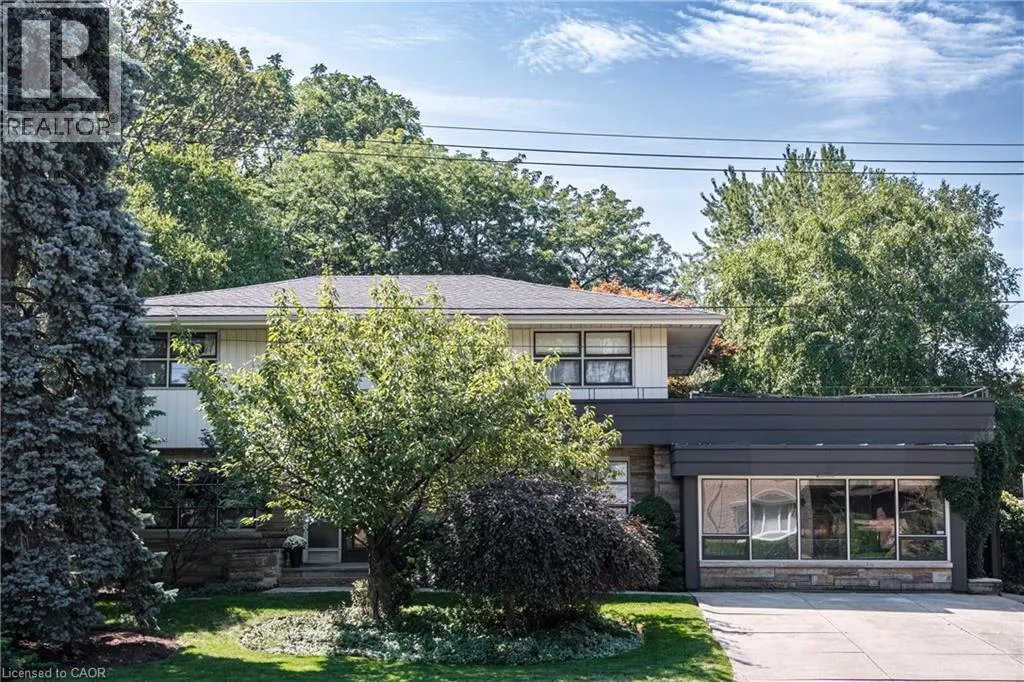 6 FREELAND Court